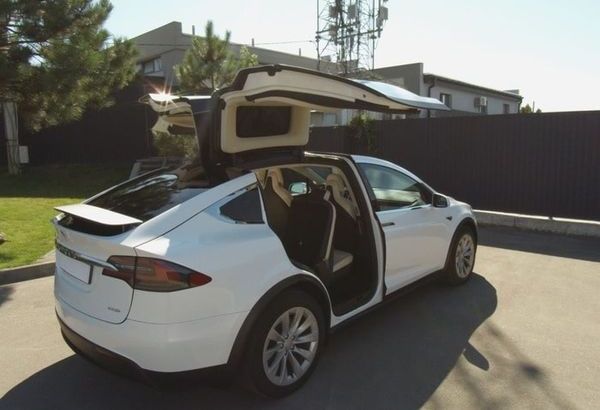 Tesla Model X белая электрический внедорожник заказать на свадьбу 