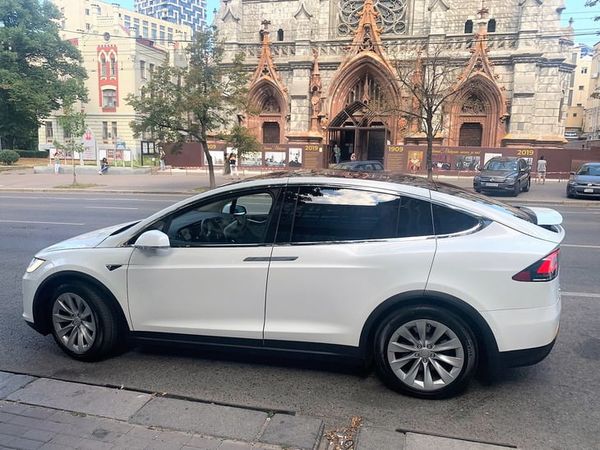 Tesla Model X белая электрический внедорожник заказать на свадьбу 