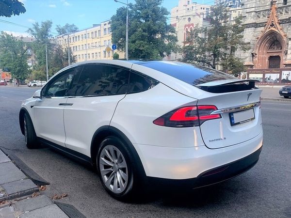 Tesla Model X белая электрический внедорожник заказать на свадьбу 