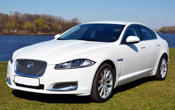 Оренда авто бізнес класу Jaguar XF 2014 білий на весілля трансфер з водієм