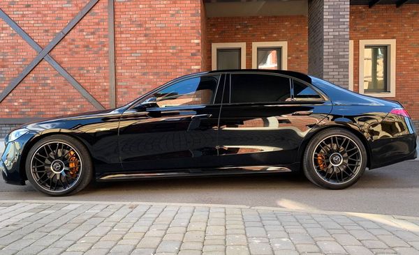Mercedes-Benz-S580-AMG-W223-оренда-з-водієм-прокат-без-водія-авто-на-весілля-223-мерседес-трансфер