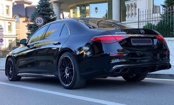 Mercedes-Benz-S580-AMG-W223-оренда-з-водієм-прокат-без-водія-авто-на-весілля-223-мерседес-трансфер