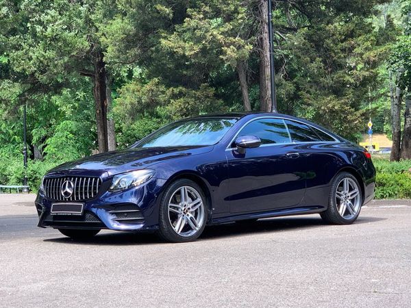 Прокат авто без водителя Mercedes E Coupe W238 синий авто с водителем на свадьбу