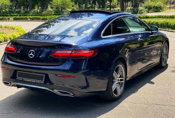 Прокат авто без водителя Mercedes E Coupe W238 синий авто с водителем на свадьбу