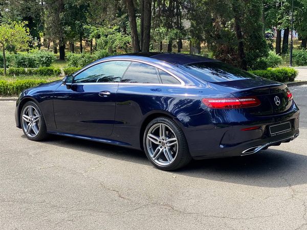 Прокат авто без водителя Mercedes E Coupe W238 синий авто с водителем на свадьбу