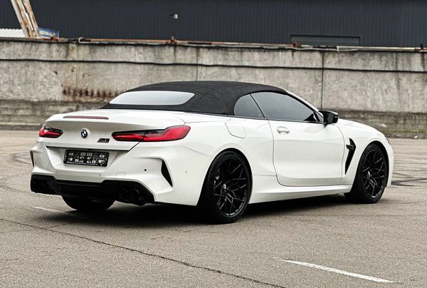 Аренда автомобиля BMW M8 Cabrio белая кабриолет без водителя на прокат на свадьбу 