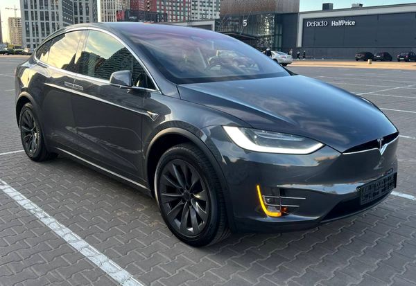 Tesla Model X серая внедорожник на прокат без водителя посуточно