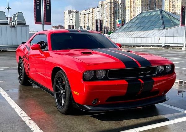 Dodge Challenger красный прокат без водителя посуточно в Киеве 