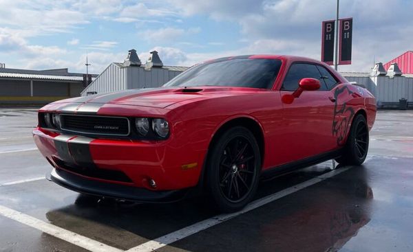Dodge Challenger красный прокат без водителя посуточно в Киеве 