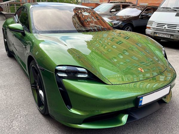 Прокат Porsche Taycan Turbo без водія подобово в Києві