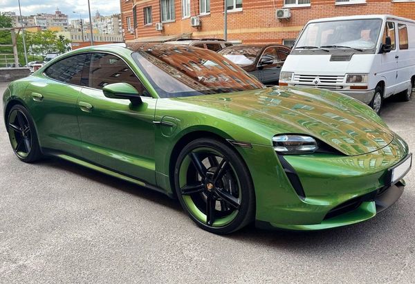 Прокат Porsche Taycan Turbo без водія подобово в Києві
