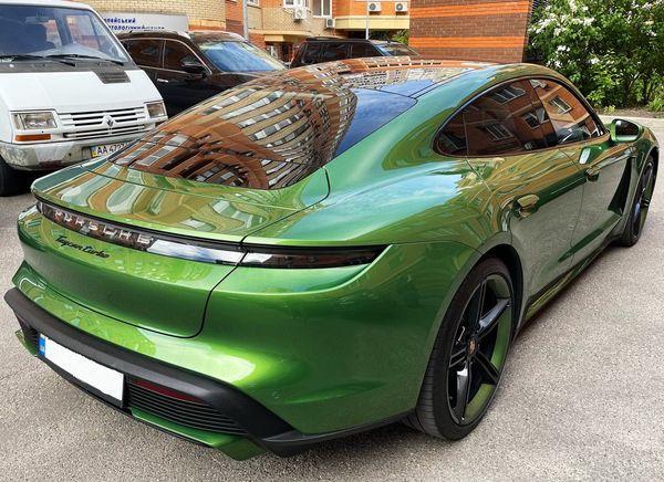 Прокат Porsche Taycan Turbo без водія подобово в Києві