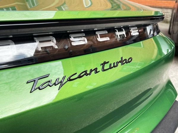 Прокат Porsche Taycan Turbo без водія подобово в Києві