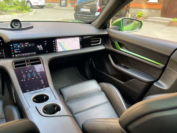 Прокат Porsche Taycan Turbo без водія подобово в Києві