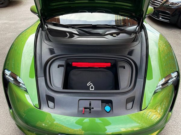 Прокат Porsche Taycan Turbo без водія подобово в Києві