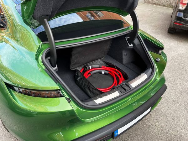 Прокат Porsche Taycan Turbo без водія подобово в Києві