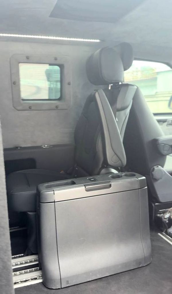 Прокат броньованого мікроавтобуса Volkswagen Transporter T6 B6 без водія 