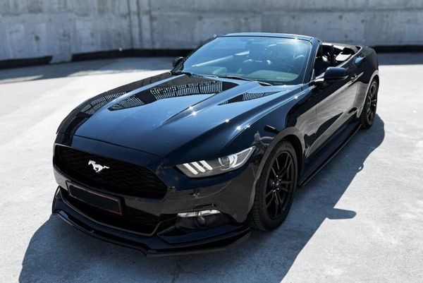 Кабріолет Ford Mustang GT чорний без водія для зйомки відео фотосесії 