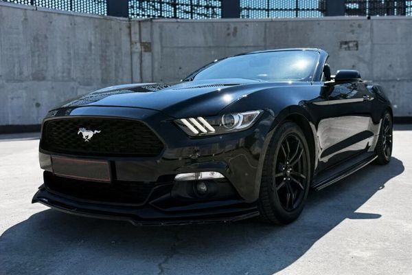 Кабріолет Ford Mustang GT чорний без водія для зйомки відео фотосесії 
