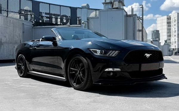 Кабріолет Ford Mustang GT чорний без водія для зйомки відео фотосесії 