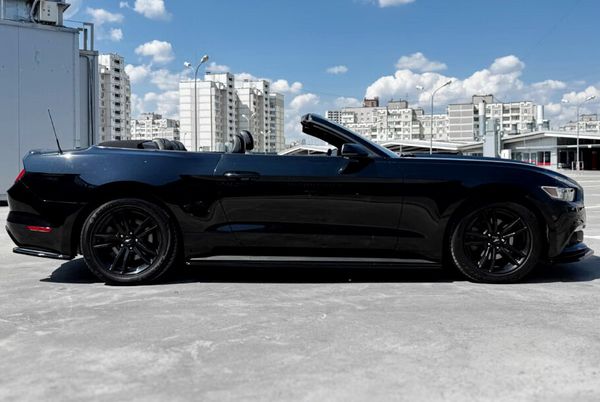 Кабріолет Ford Mustang GT чорний без водія для зйомки відео фотосесії 