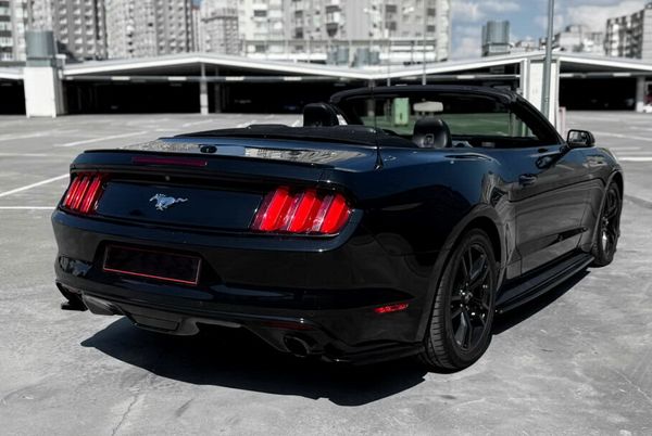 Кабріолет Ford Mustang GT чорний без водія для зйомки відео фотосесії 