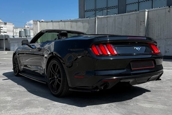 Кабріолет Ford Mustang GT чорний без водія для зйомки відео фотосесії 