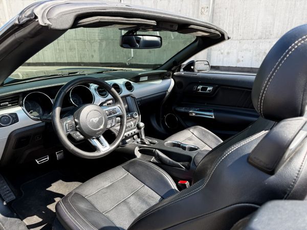 Кабріолет Ford Mustang GT чорний без водія для зйомки відео фотосесії 