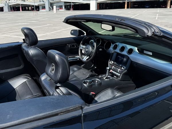 Кабріолет Ford Mustang GT чорний без водія для зйомки відео фотосесії 