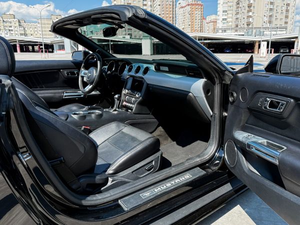 Кабріолет Ford Mustang GT чорний без водія для зйомки відео фотосесії 