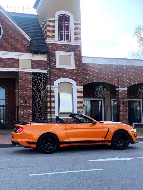 Прокат Ford Mustang GT оранжевый кабриолет без водителя для съемки видео фотосессии
