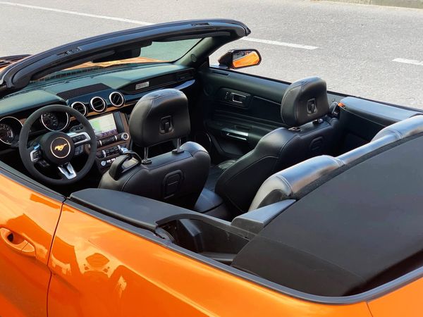 Прокат Ford Mustang GT оранжевый кабриолет без водителя для съемки видео фотосессии