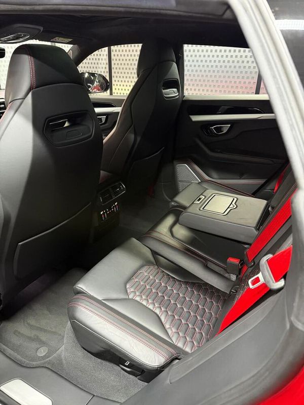 Прокат Lamborghini Urus без водителя посуточно в Киеве
