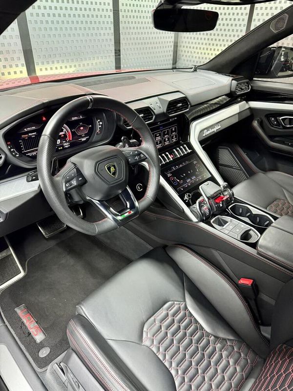 Прокат Lamborghini Urus без водителя посуточно в Киеве