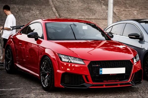 Audi TT RS червона з водієм для фотосесії в Києві 