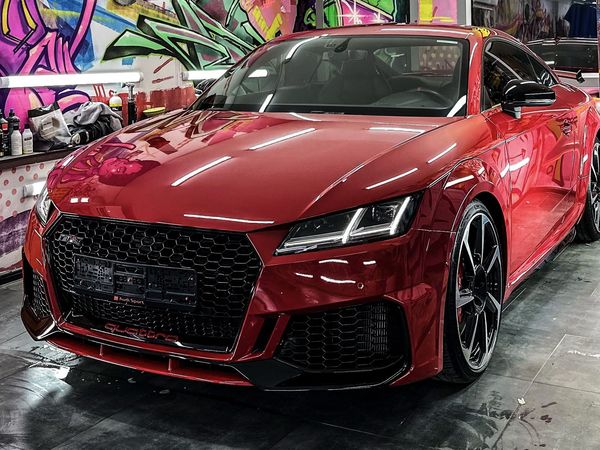 Audi TT RS червона з водієм для фотосесії в Києві 