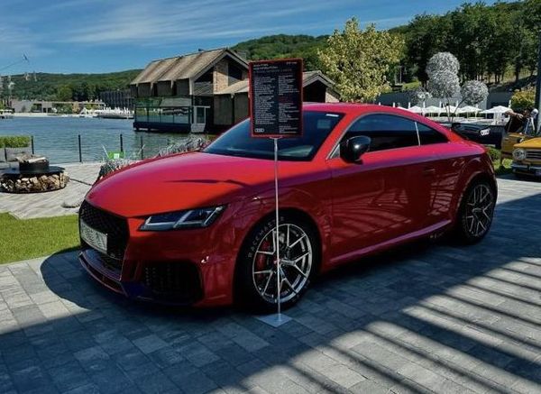 Audi TT RS червона з водієм для фотосесії в Києві 