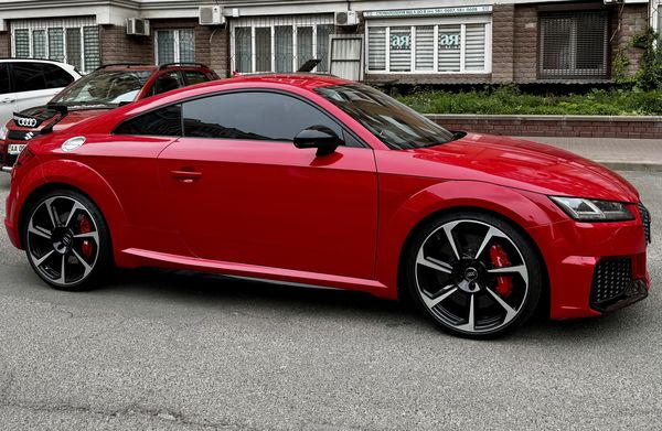 Audi TT RS червона з водієм для фотосесії в Києві 