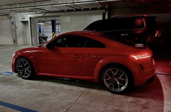 Audi TT RS червона з водієм для фотосесії в Києві 
