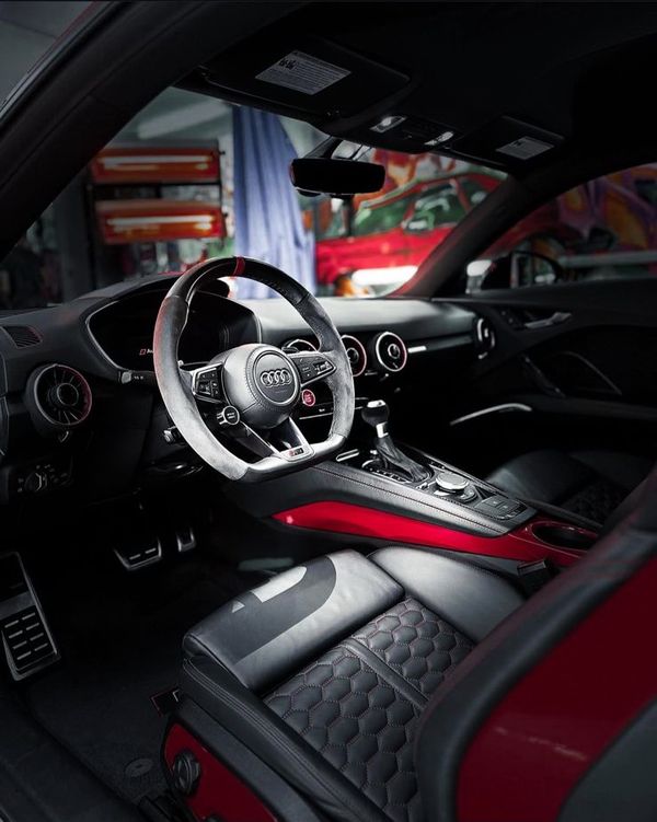 Audi TT RS червона з водієм для фотосесії в Києві 