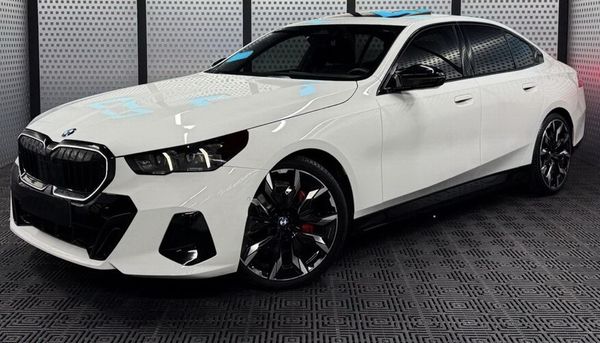 Прокат BMW 5 G60 біла без водія подобово 