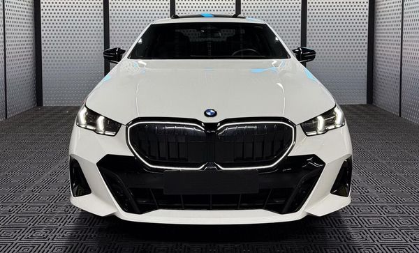 Прокат BMW 5 G60 біла без водія подобово 