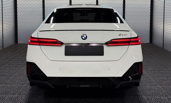 Прокат BMW 5 G60 біла без водія подобово 