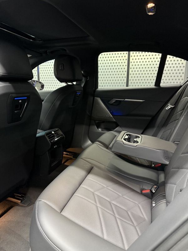 Прокат BMW 5 G60 біла без водія подобово 