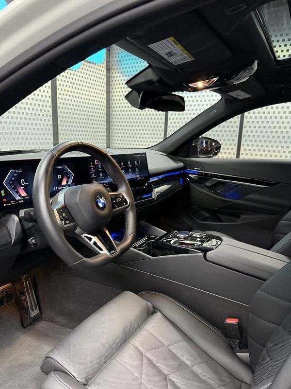 Прокат BMW 5 G60 біла без водія подобово 