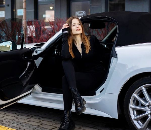 Кабріолет Fіat 124 Spider білий на весілля зйомки