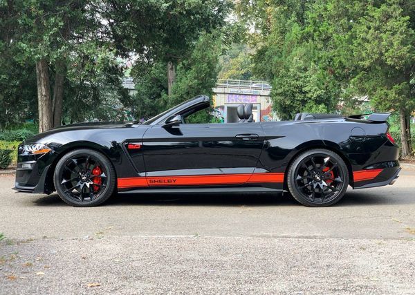 Кабриолет без водителя Ford Mustang GT 5.0 на прокат для фото видео