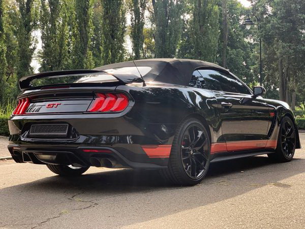 Кабриолет без водителя Ford Mustang GT 5.0 на прокат для фото видео