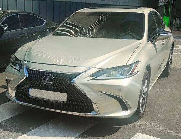 Lexus ES 300h золотий на весілля з водієм Київ 