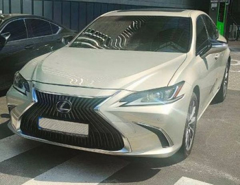 Lexus ES 300h золотий на весілля з водієм Київ 